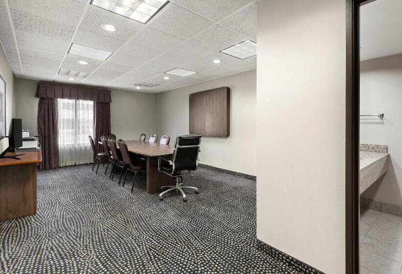 ホテル Rl Cleveland Airport West