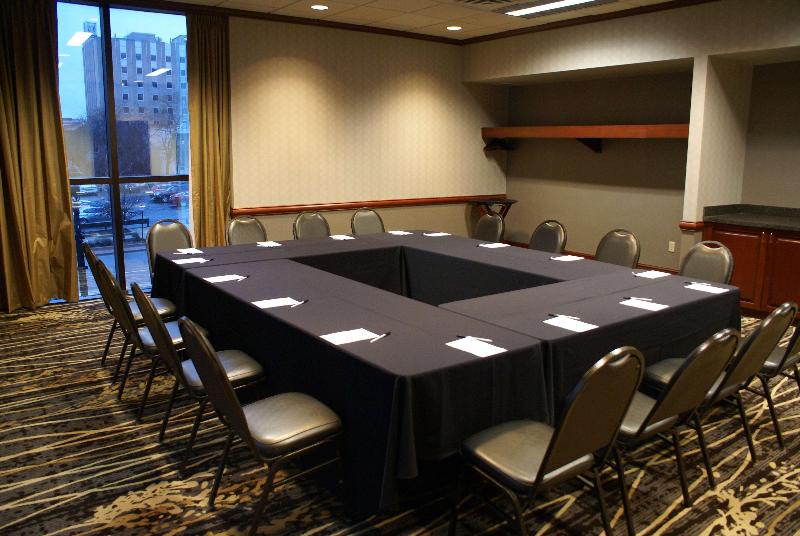 فندق Doubletree By Hilton Lansing