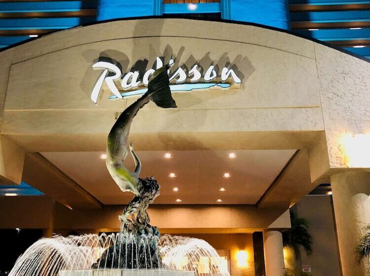 Radisson Suite Hotel Oceanfront