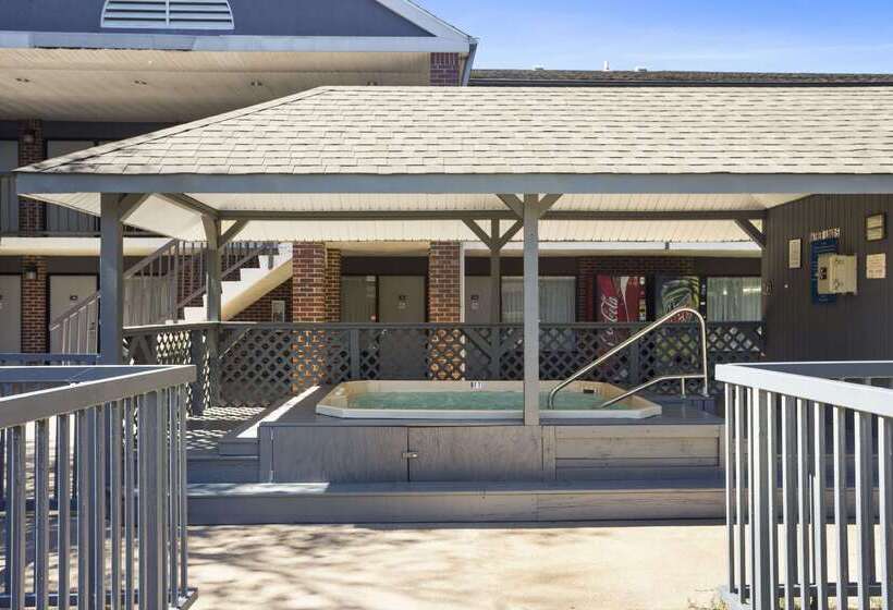 فندق Ramada By Wyndham Batesville