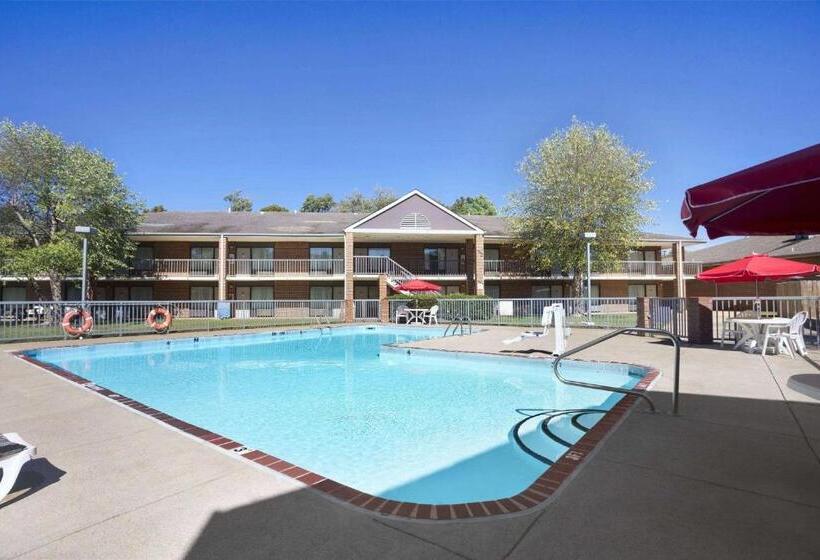 فندق Ramada By Wyndham Batesville