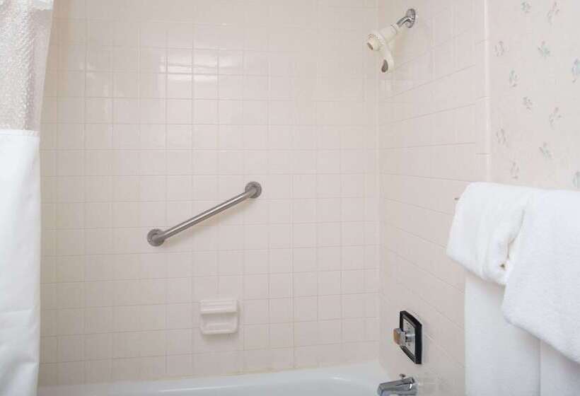 هتل Ramada By Wyndham Grand Forks