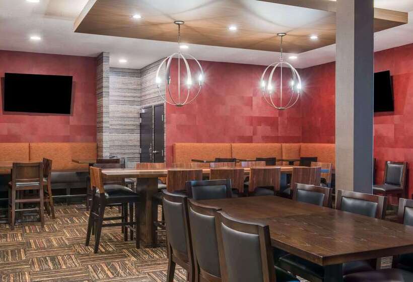 هتل Ramada By Wyndham Grand Forks