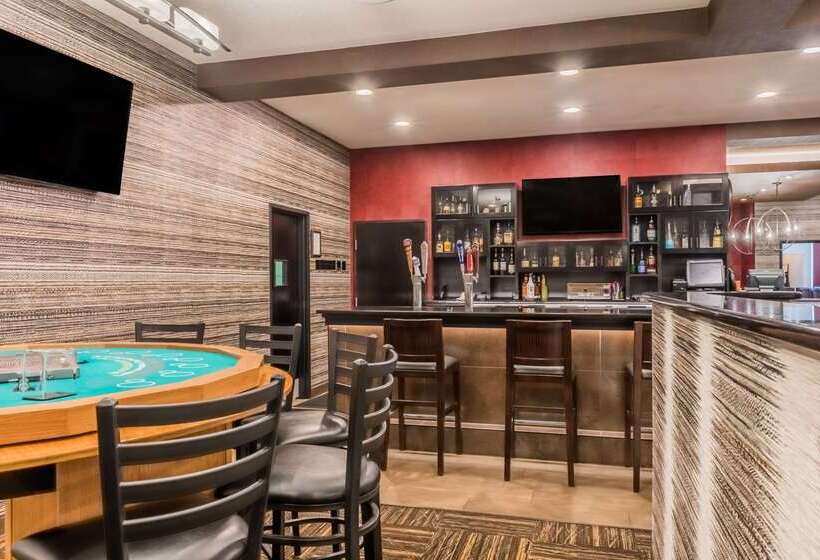 هتل Ramada By Wyndham Grand Forks