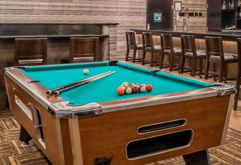 هتل Ramada By Wyndham Grand Forks