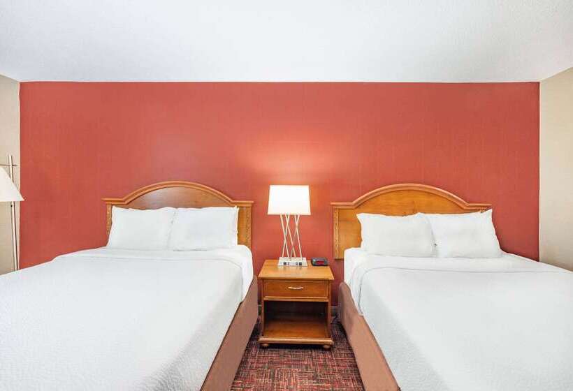 هتل Ramada By Wyndham Grand Forks