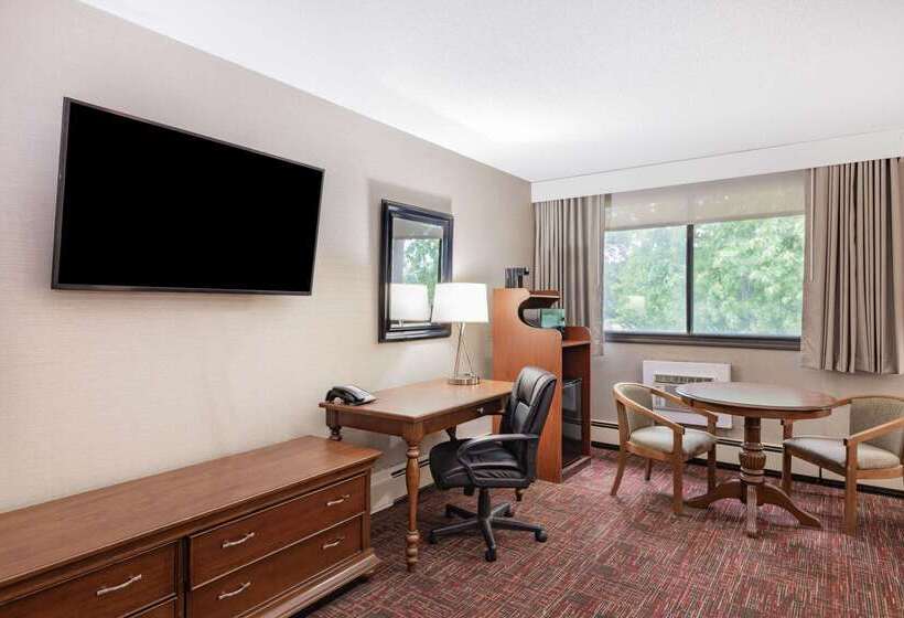 هتل Ramada By Wyndham Grand Forks