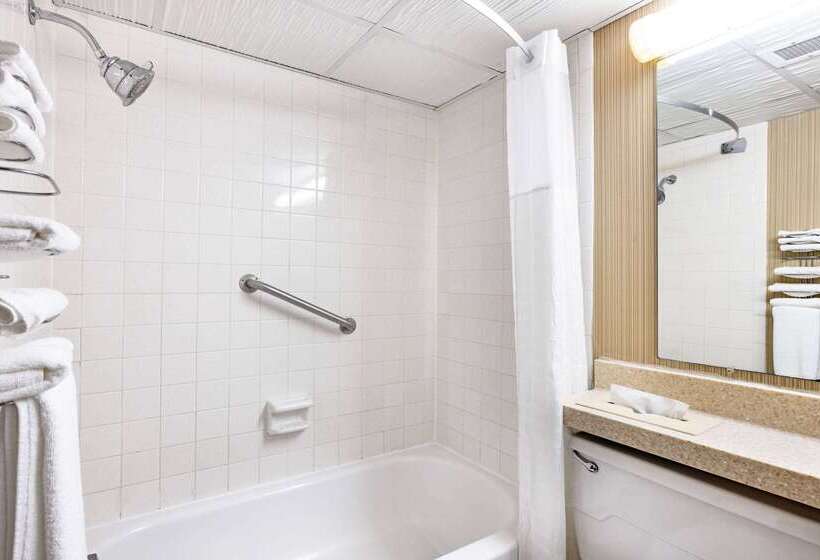 هتل Ramada By Wyndham Grand Forks