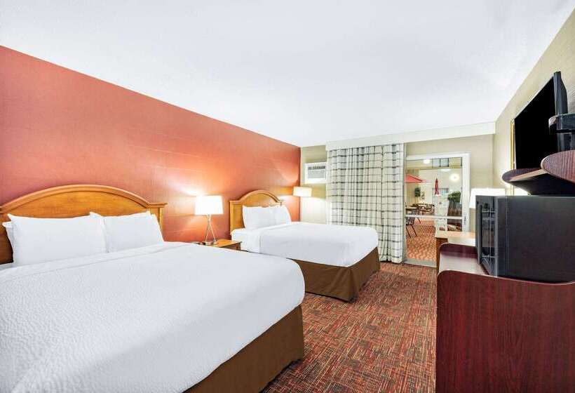 هتل Ramada By Wyndham Grand Forks