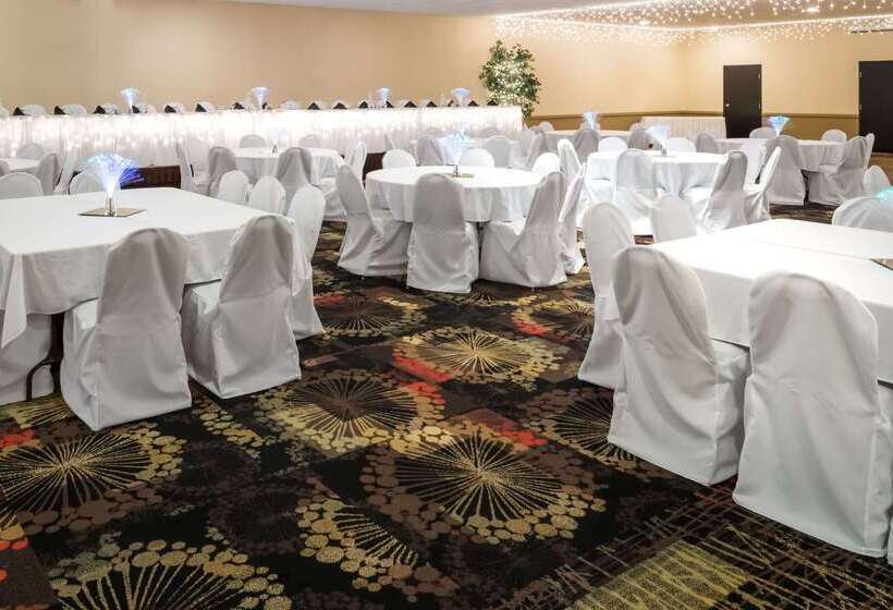 هتل Ramada By Wyndham Grand Forks