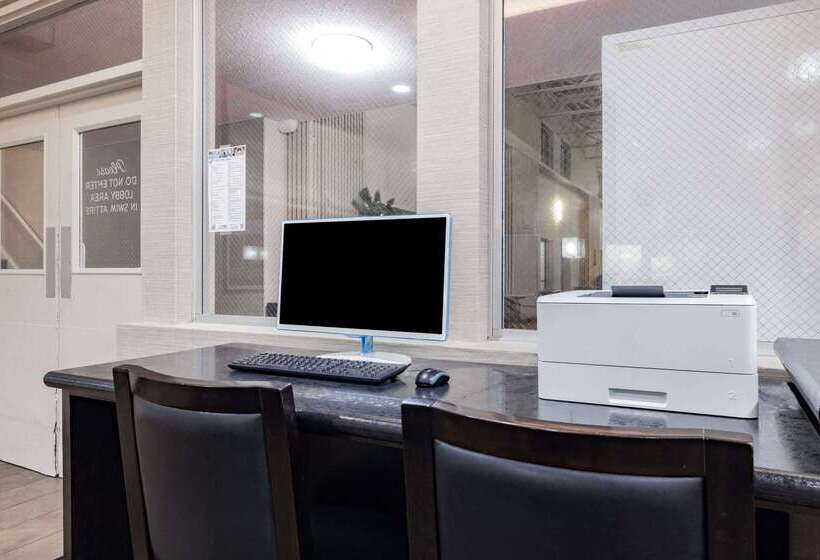 هتل Ramada By Wyndham Grand Forks