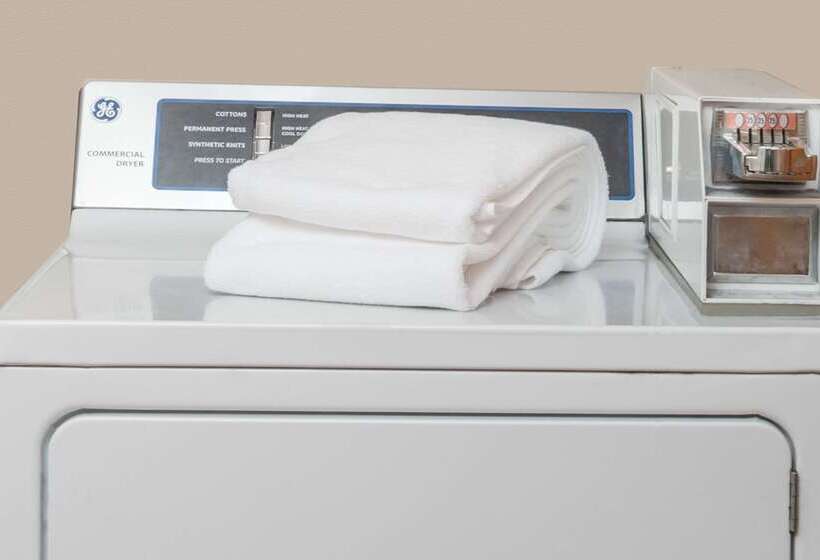 هتل Ramada By Wyndham Grand Forks