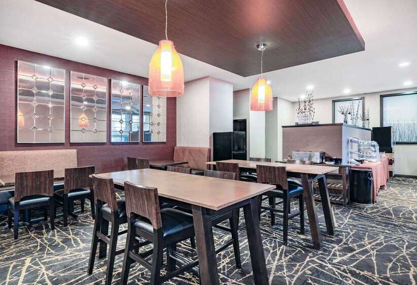 هتل Ramada By Wyndham Grand Forks