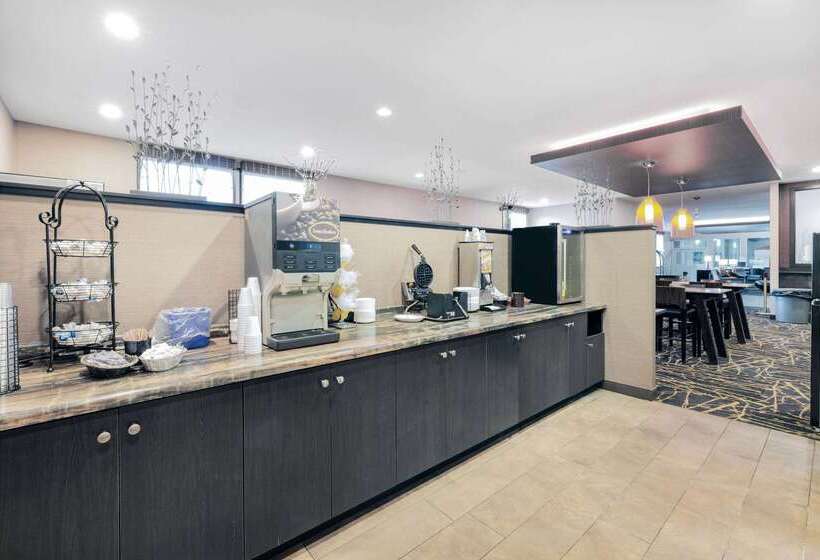 هتل Ramada By Wyndham Grand Forks