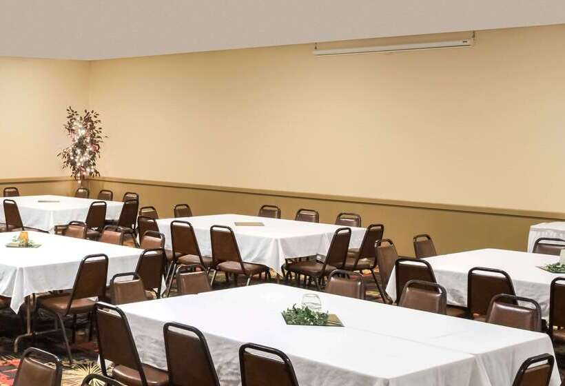 هتل Ramada By Wyndham Grand Forks