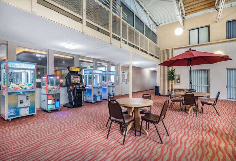 هتل Ramada By Wyndham Grand Forks