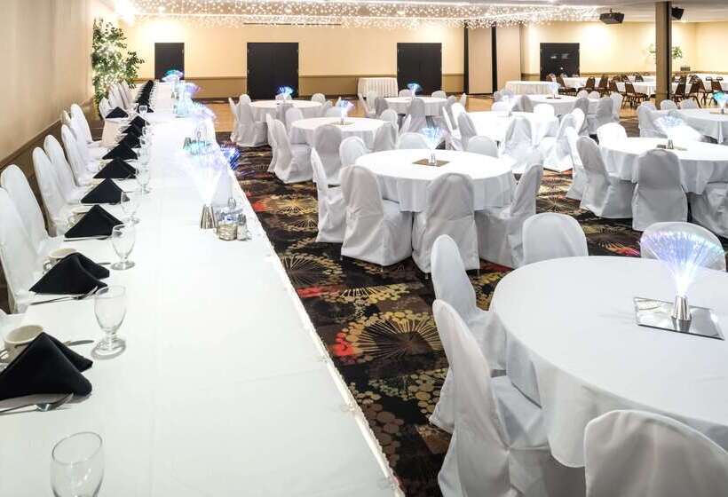 هتل Ramada By Wyndham Grand Forks