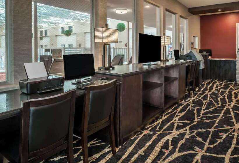 هتل Ramada By Wyndham Grand Forks