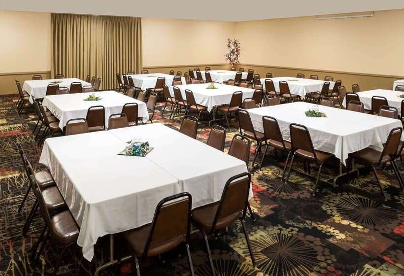 هتل Ramada By Wyndham Grand Forks