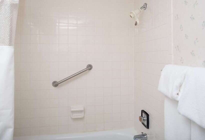 هتل Ramada By Wyndham Grand Forks