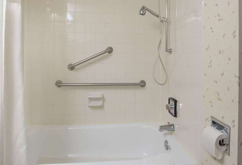 هتل Ramada By Wyndham Grand Forks