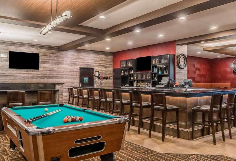 هتل Ramada By Wyndham Grand Forks