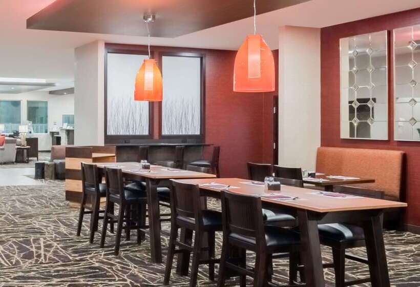 هتل Ramada By Wyndham Grand Forks