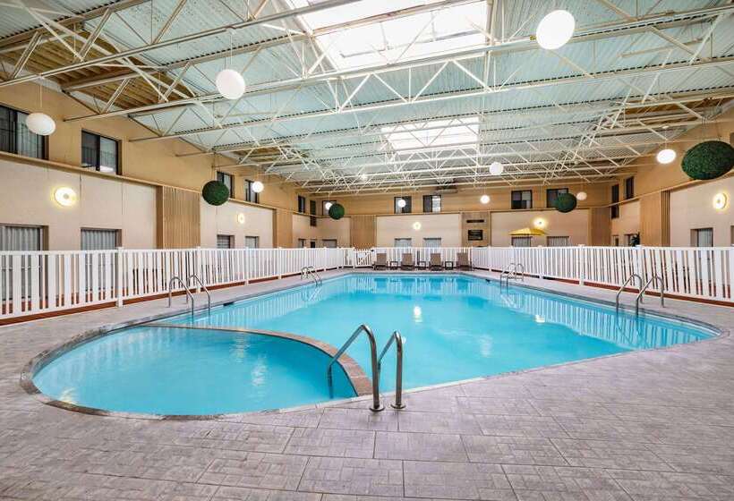 هتل Ramada By Wyndham Grand Forks