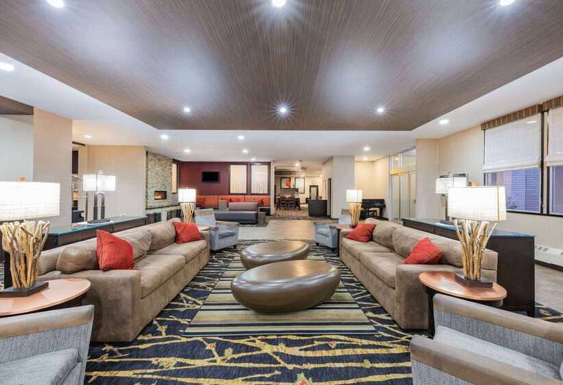 هتل Ramada By Wyndham Grand Forks