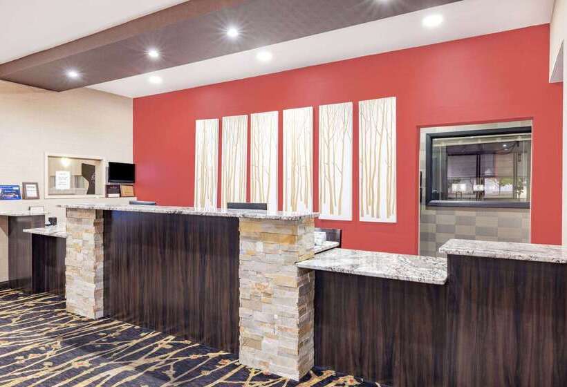 هتل Ramada By Wyndham Grand Forks