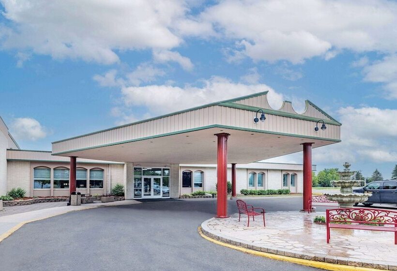 هتل Ramada By Wyndham Grand Forks