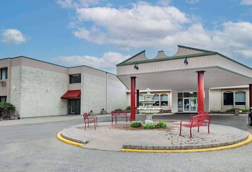 هتل Ramada By Wyndham Grand Forks