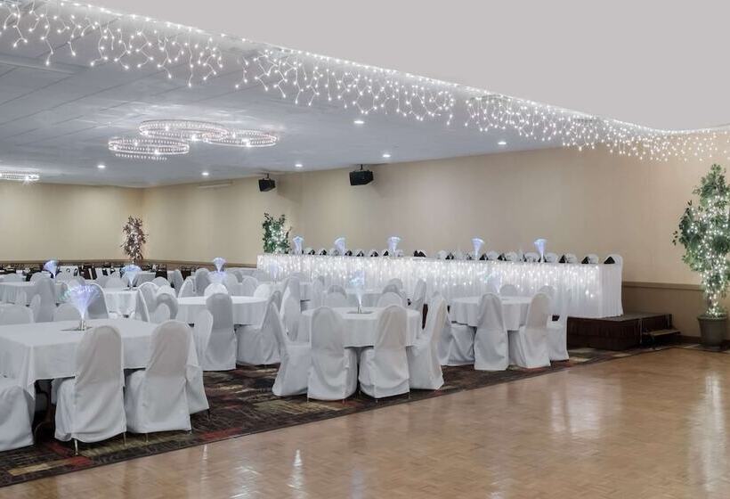 هتل Ramada By Wyndham Grand Forks