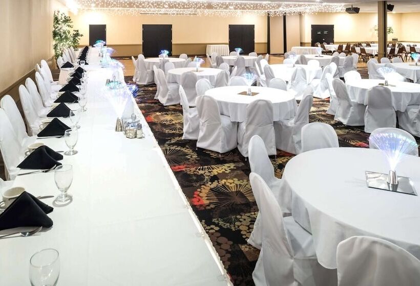 هتل Ramada By Wyndham Grand Forks