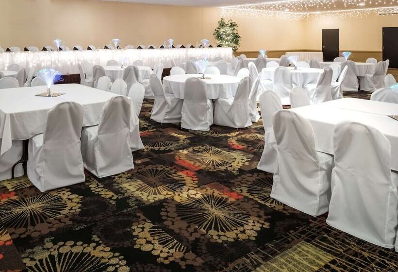 هتل Ramada By Wyndham Grand Forks