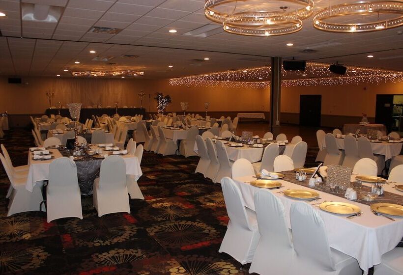 هتل Ramada By Wyndham Grand Forks