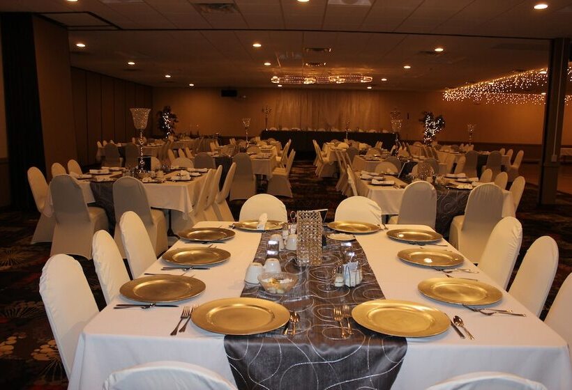 هتل Ramada By Wyndham Grand Forks