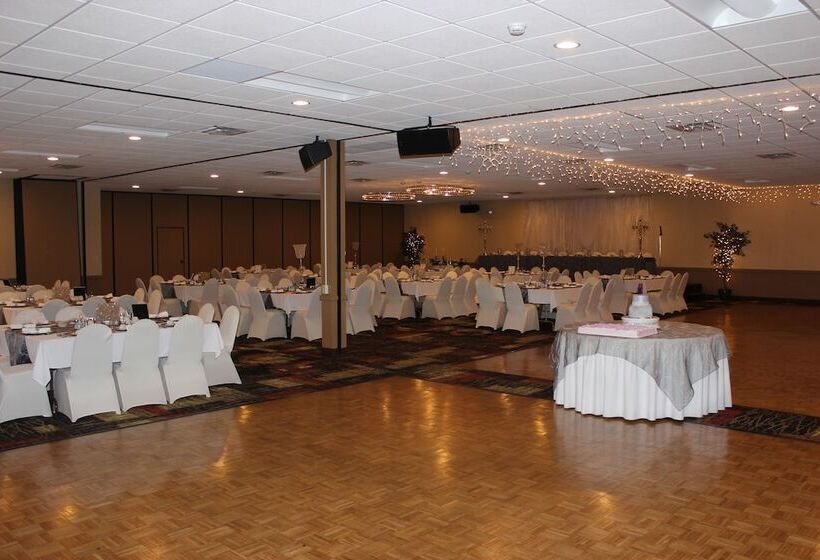 هتل Ramada By Wyndham Grand Forks