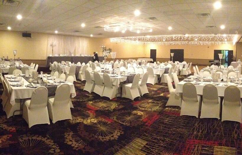 هتل Ramada By Wyndham Grand Forks