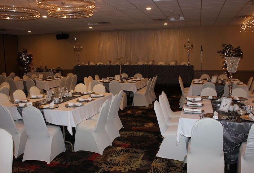 هتل Ramada By Wyndham Grand Forks