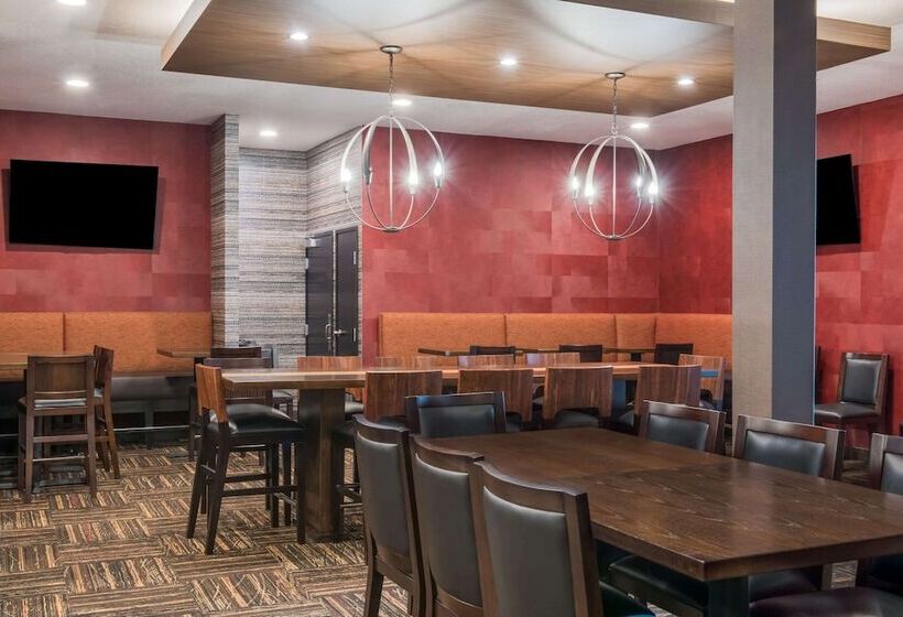 هتل Ramada By Wyndham Grand Forks