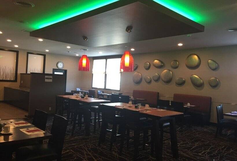 هتل Ramada By Wyndham Grand Forks