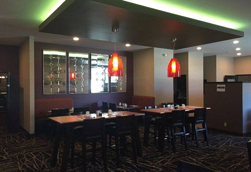 هتل Ramada By Wyndham Grand Forks