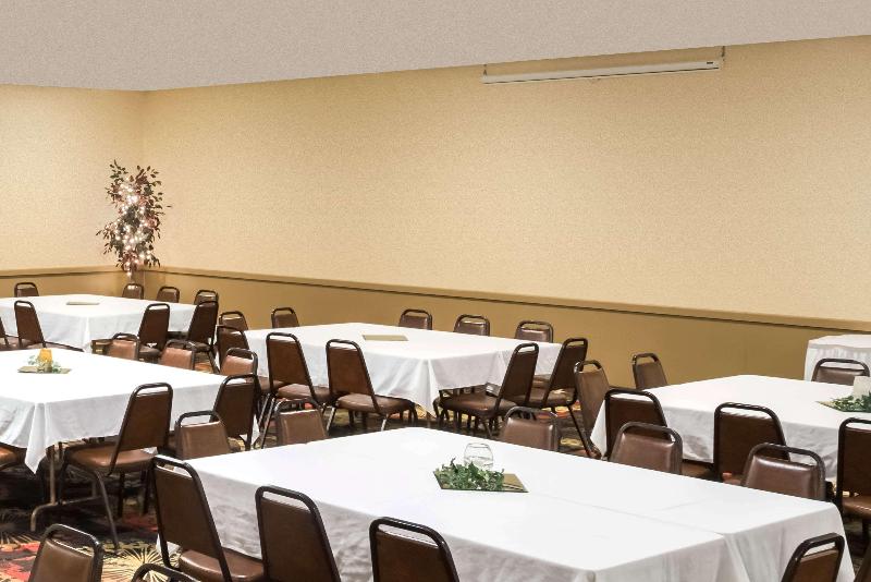 هتل Ramada By Wyndham Grand Forks