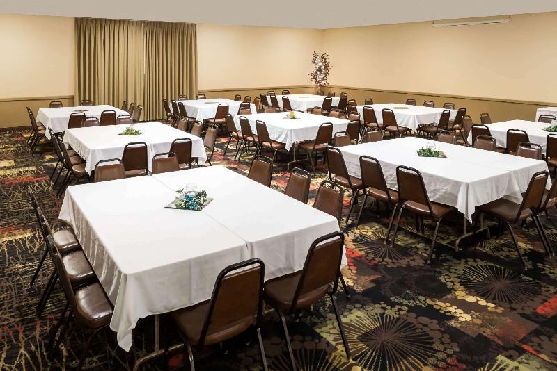 هتل Ramada By Wyndham Grand Forks