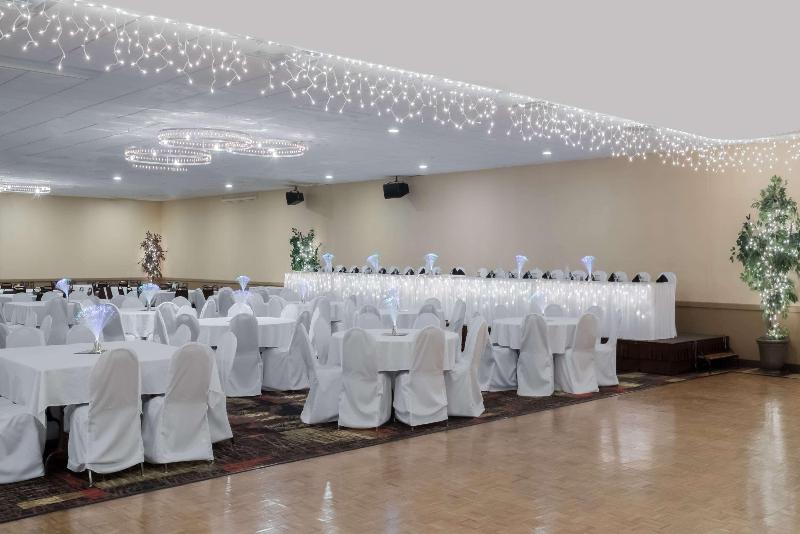 هتل Ramada By Wyndham Grand Forks