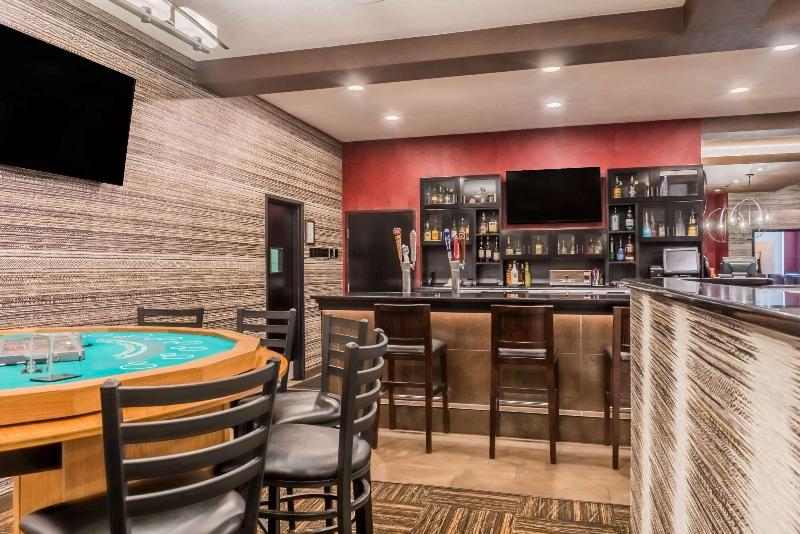 هتل Ramada By Wyndham Grand Forks