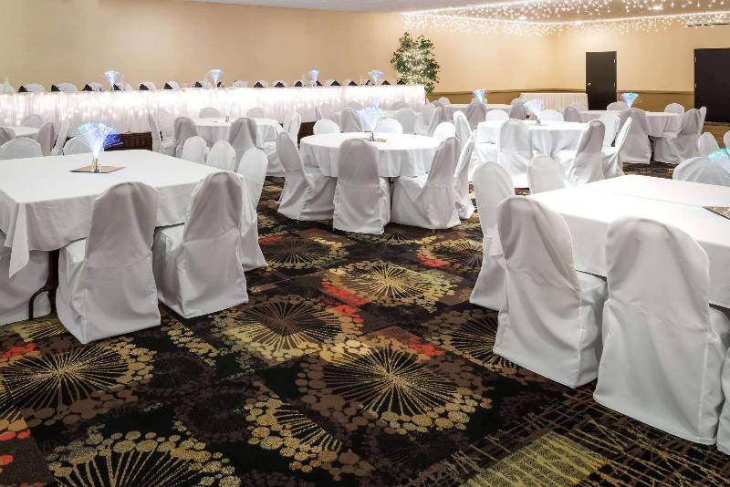 هتل Ramada By Wyndham Grand Forks