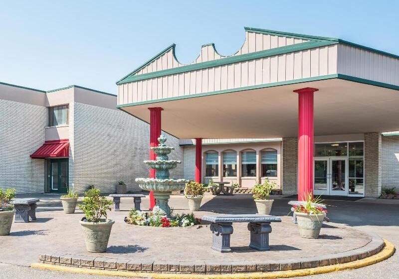 هتل Ramada By Wyndham Grand Forks