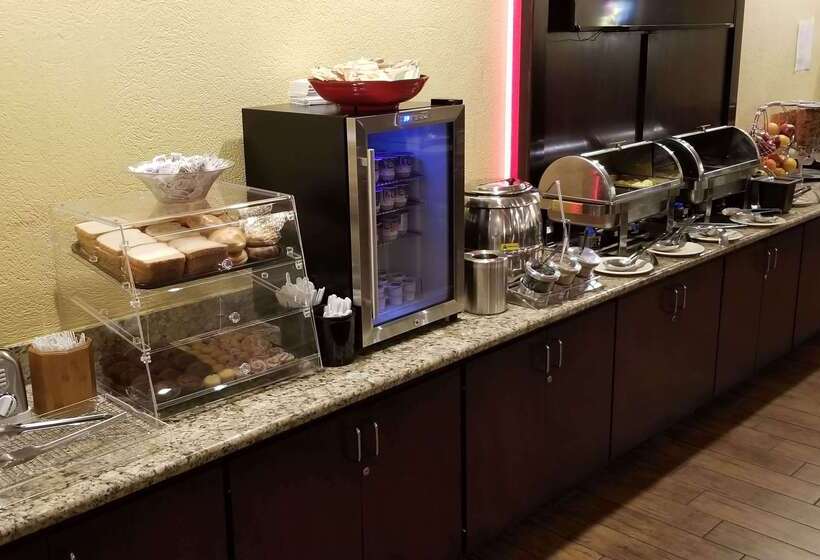 בית מלון כפרי Ramada By Wyndham Houston Intercontinental Airport East